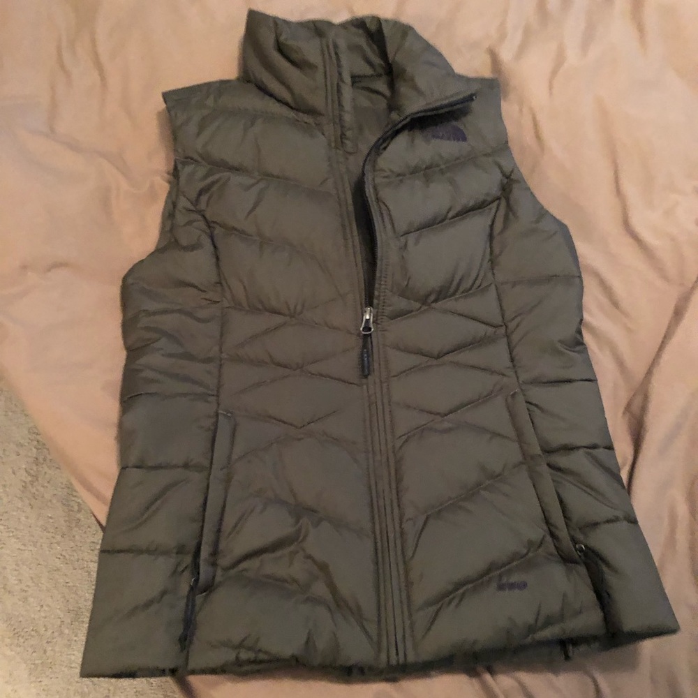 Dark army green the Northface vest size small